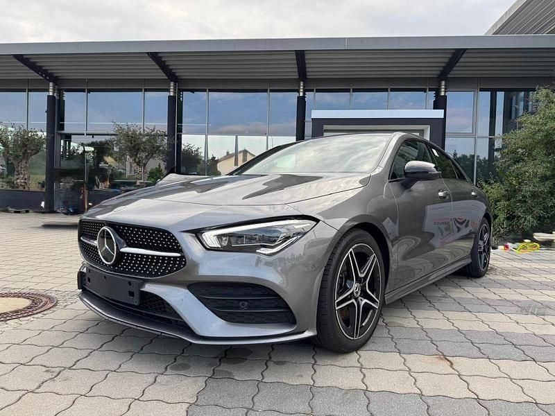 Cinza Usado 2023 Mercedes CLA220 AMG line Sedan | € 43.990 - Imagem 1/4