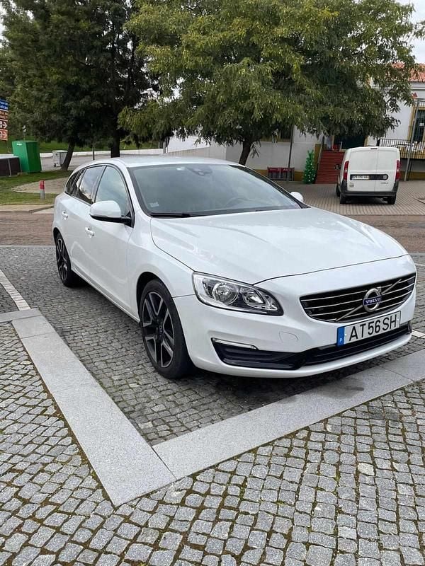 Branco Usado 2018 Volvo V60 Carrinha | € 18.900 (Preço justo) - Imagem 1/4