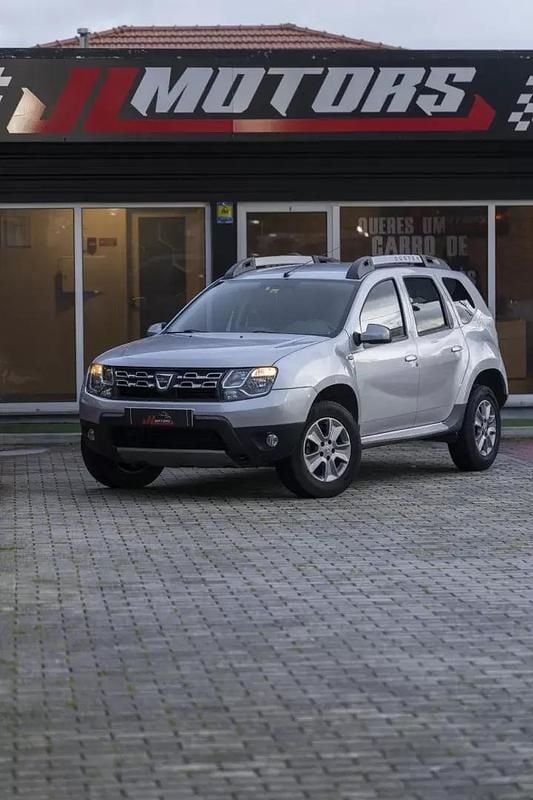 Usado Dacia Duster Comfort 85 HP (62 kW) 2015 Cinza prata SUV