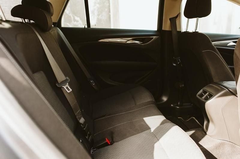 Usado Opel Insignia 110 HP (80 kW) 2019 Cinzento Carrinha