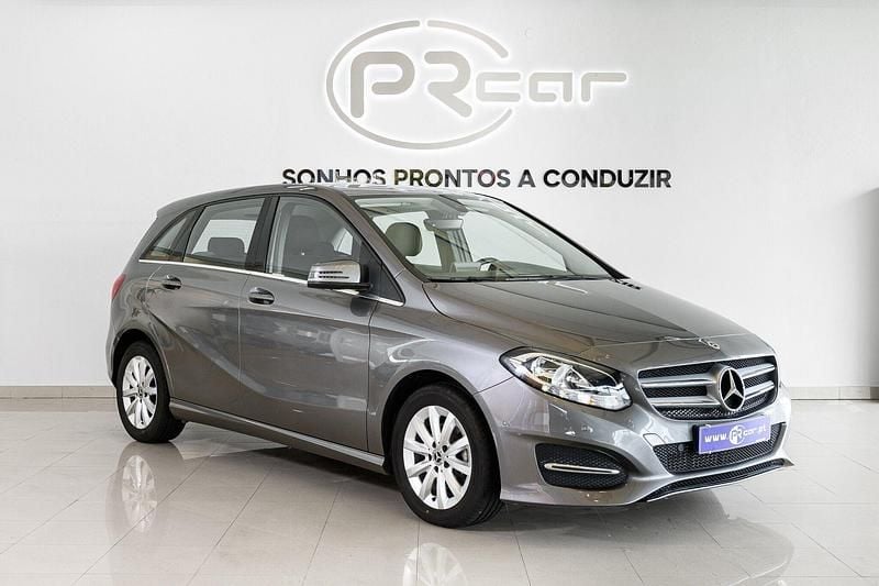 Usado Mercedes B180 Style 109 HP (80 kW) 2017 Cinzento Monovolume