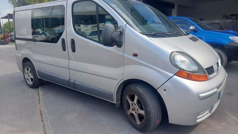 Cinzento Usado 2003 Renault Trafic Expression Monovolume | € 4.750 - Imagem 1/4