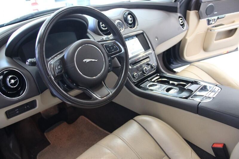 Usado Jaguar XJ Premium Luxury 300 HP (220 kW) 2015 Azul escuro Sedan