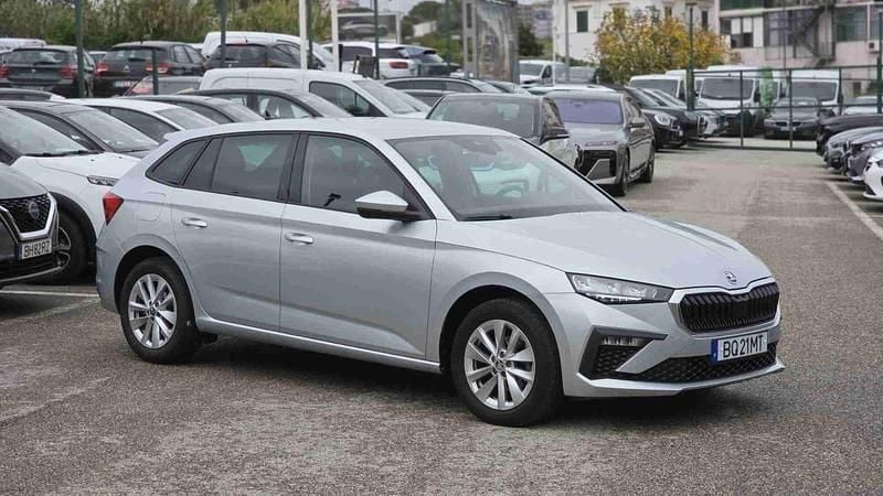 Cinzento Usado 2025 Skoda Scala Selection Citadino | € 21.990 (Preço justo) - Imagem 1/4