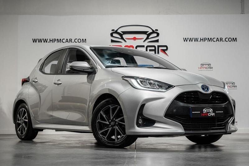 Usado Toyota Yaris Hybrid 115 HP (84 kW) 2023 Cinza