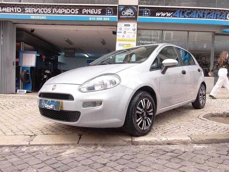 Usado Fiat Grande Punto 90 HP (66 kW) 2015 Cinza prata Citadino