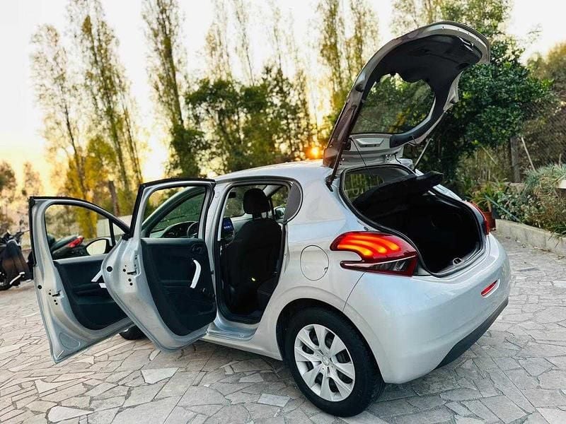 Usado Peugeot 208 68 HP (50 kW) 2018 Cinzento Citadino