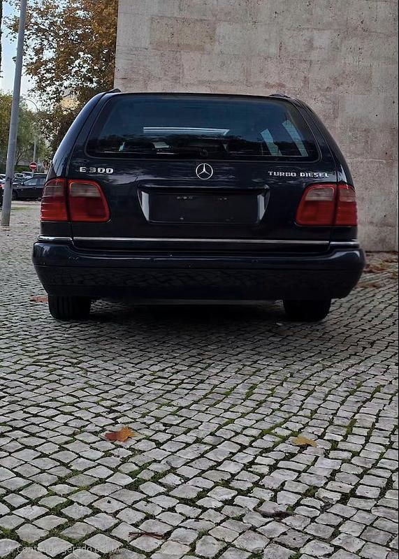 Usado Mercedes E300 177 HP (130 kW) 1999 Azul Carrinha