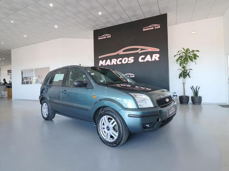 Verde Usado 2002 Ford Fusion Trend | € 4.900 - Imagem 1/4
