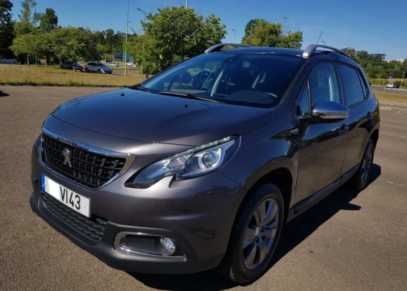 Usado Peugeot 2008 102 HP (75 kW) 2018 Cinzento SUV