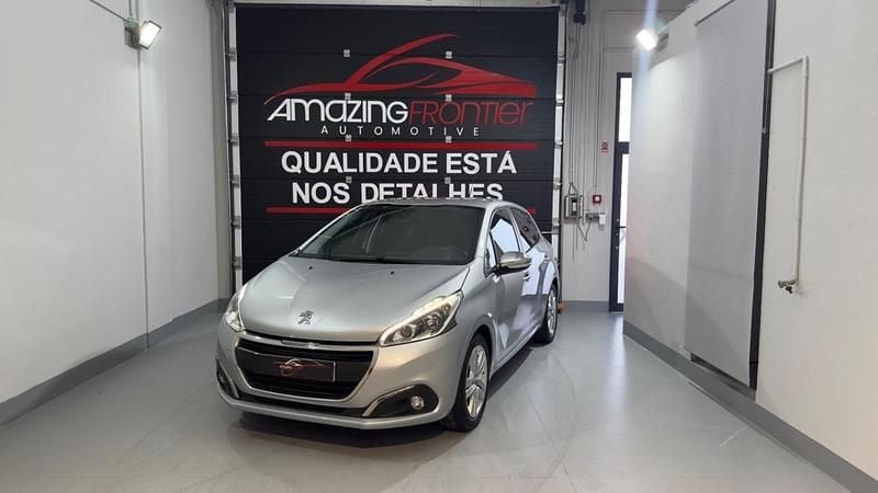 Cinzento Usado 2017 Peugeot 208 Style Citadino | € 9.000 (Preço justo) - Imagem 1/4