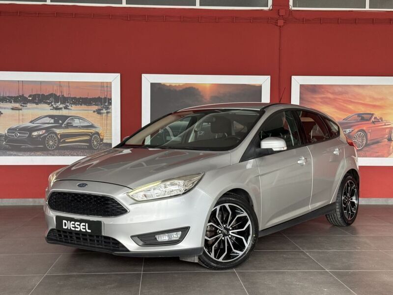 Cinza Usado 2016 Ford Focus Titanium Citadino | € 13.500 (Preço elevado) - Imagem 1/4