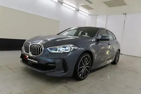 Cinza Usado 2021 BMW 118 Executive Citadino | € 23.990 (Preço elevado) - Imagem 1/1