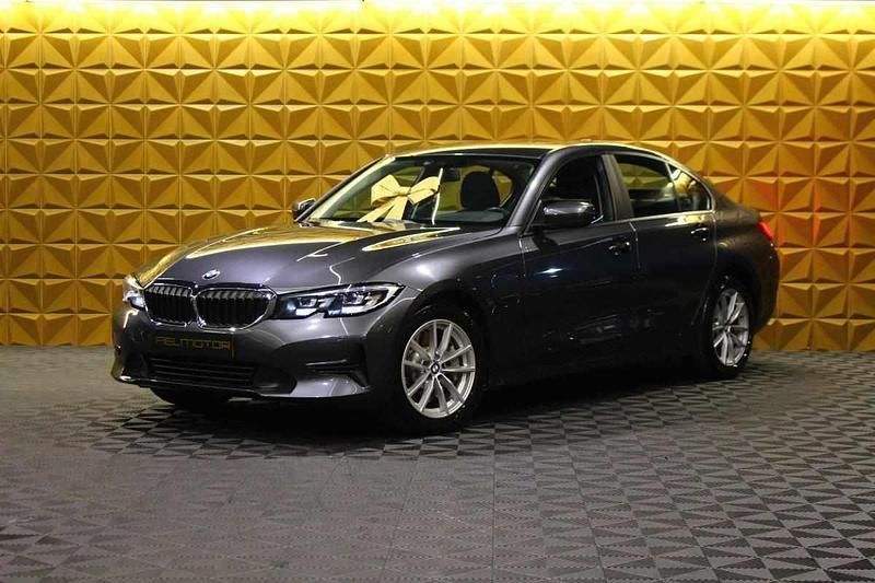 Cinzento Usado 2019 BMW 330 Carrinha | € 24.700 (Preço justo) - Imagem 1/4