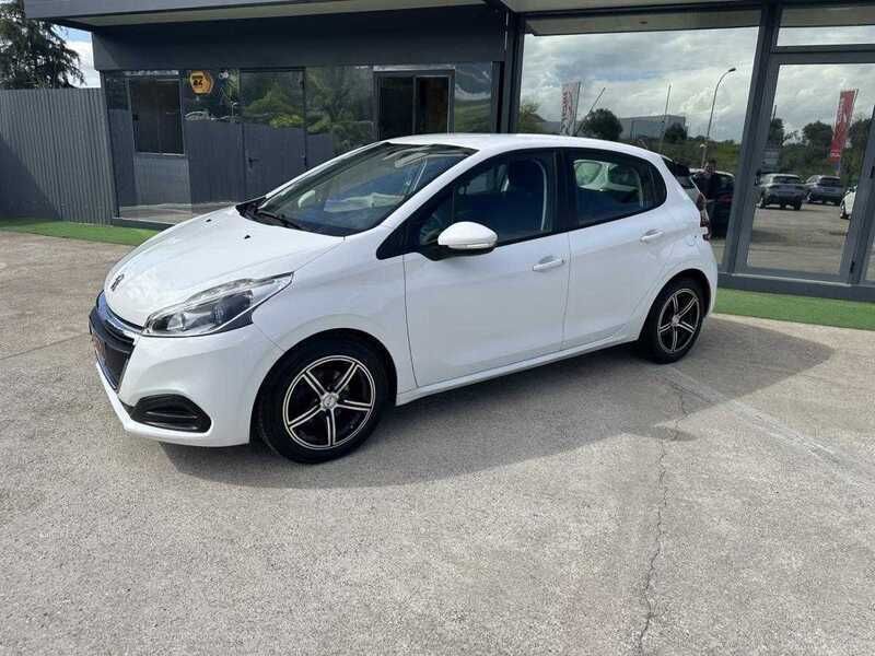 Branco Usado 2015 Peugeot 208 Style Citadino | € 10.850 (Preço justo) - Imagem 1/4