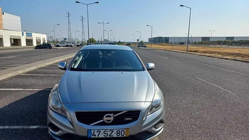 Cinzento Usado 2017 Volvo S60 Sedan | € 13.000 - Imagem 1/4