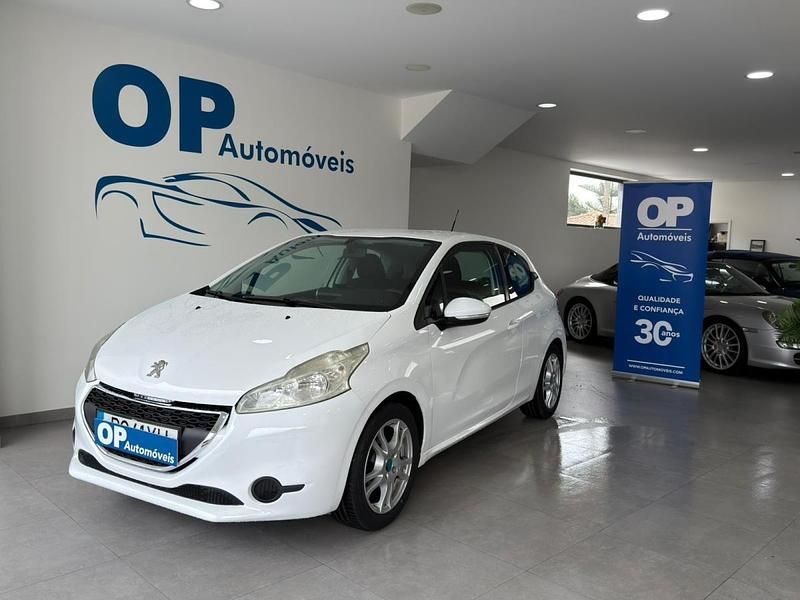 Branco Usado 2014 Peugeot 208 Access Citadino | € 7.950 (Preço justo) - Imagem 1/4