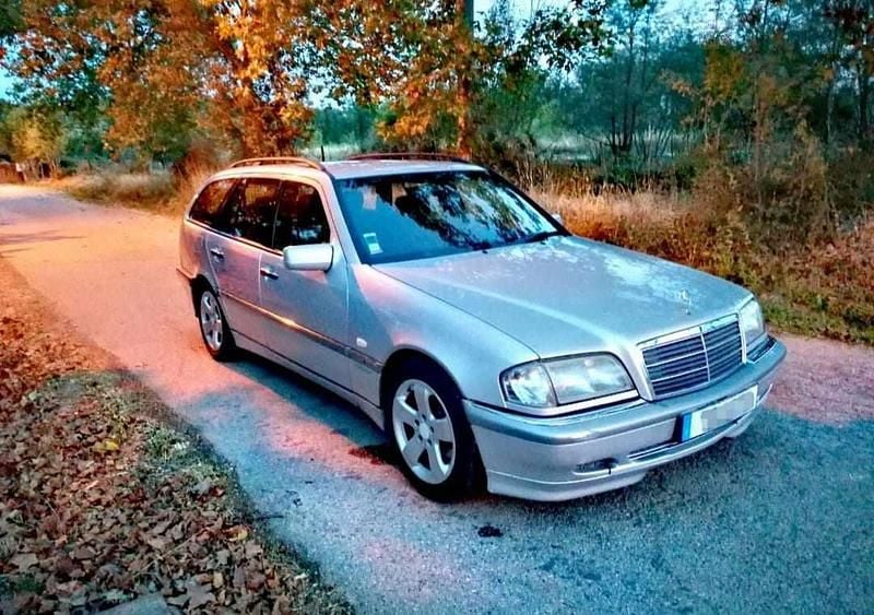 Cinzento Usado 2001 Mercedes C220 Carrinha | € 2.950 - Imagem 1/4