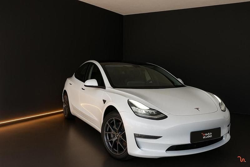 Branco Usado 2021 Tesla Model 3 Sedan | € 29.500 (Preço justo) - Imagem 1/4