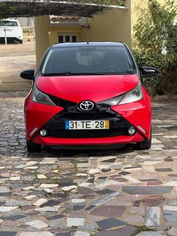 Usado Toyota Aygo X-play 69 HP (50 kW) 2017 Vermelho Citadino