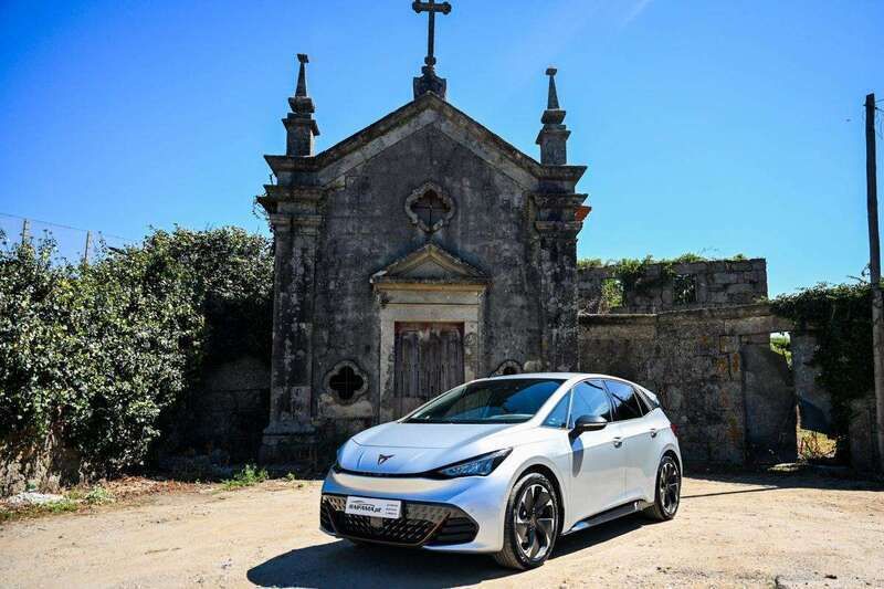 Cinza Usado 2022 Cupra Born Citadino | € 37.000 - Imagem 1/4