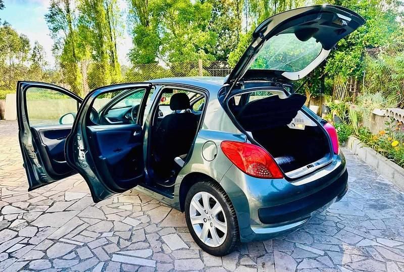 Usado Peugeot 207 70 HP (51 kW) 2010 Verde