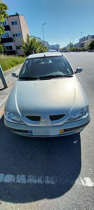 Usado 1999 Renault Mégane Sedan | € 1.400 - Imagem 1/4