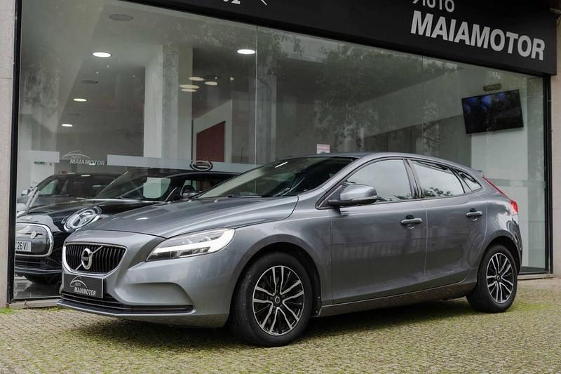 Cinza Usado 2019 Volvo V40 Momentum | € 17.750 (Preço justo) - Imagem 1/4