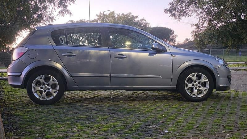 Usado Opel Astra Enjoy 90 HP (66 kW) 2006 Cinza Citadino