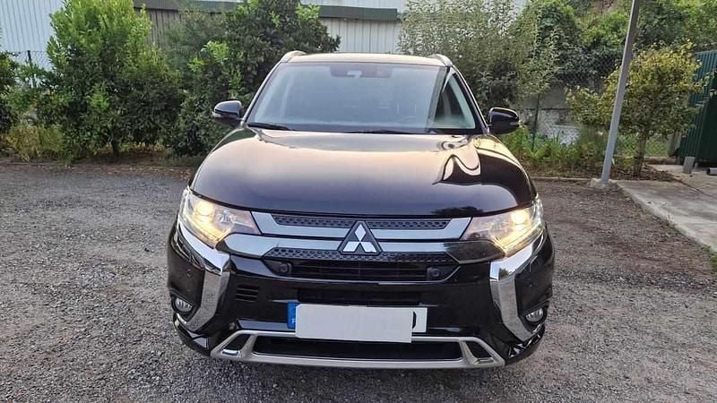 Preto Usado 2020 Mitsubishi Outlander P-HEV | € 19.830 - Imagem 1/4