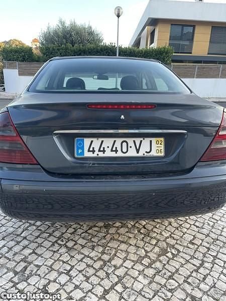 Preto Usado 2002 Mercedes E220 Avantgarde Sedan | € 3.900 - Imagem 1/1