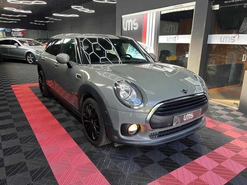 Cinzento Usado 2019 Mini Clubman Carrinha | € 17.950 (Preço justo) - Imagem 1/4