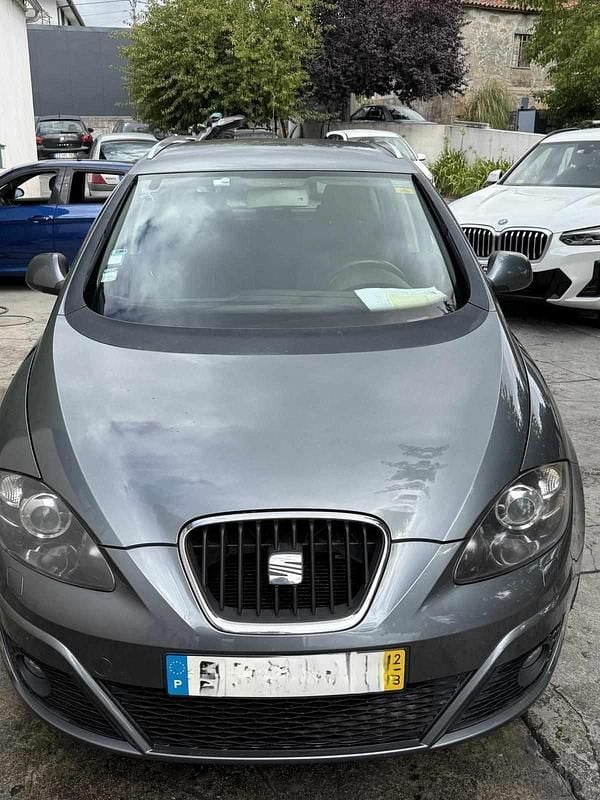 Usado Seat Altea 105 HP (77 kW) 2012 Cinzento Carrinha