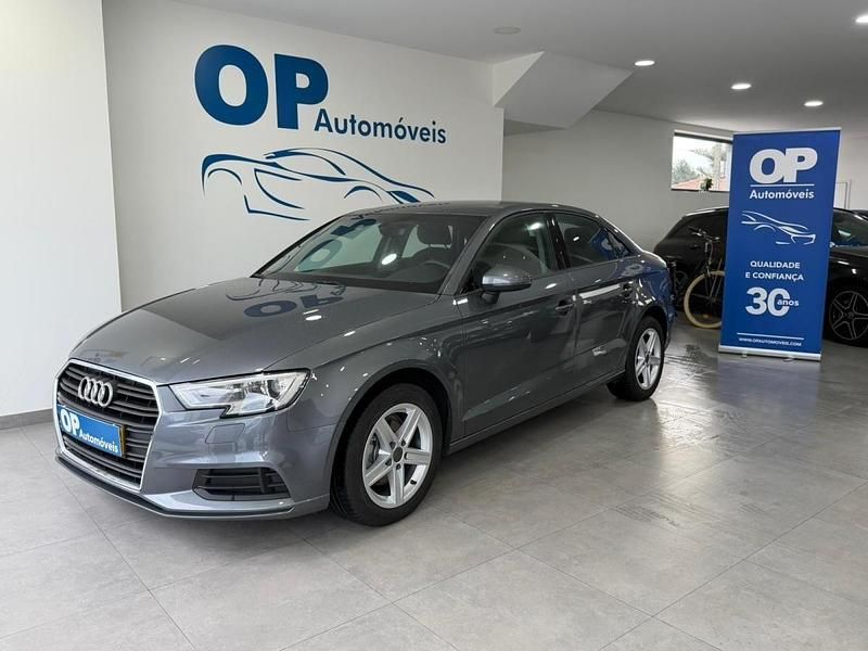 Usado Audi A3 Design 116 HP (85 kW) 2019 Cinza Sedan