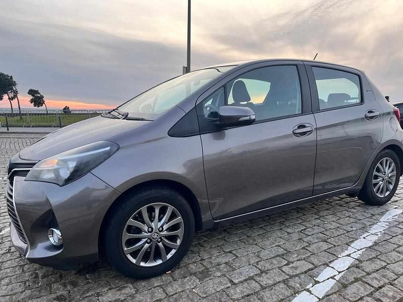 Cinzento Usado 2017 Toyota Yaris Citadino | € 10.500 (Preço justo) - Imagem 1/4