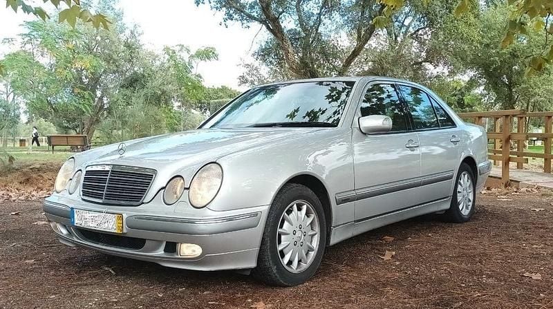 Usado 2000 Mercedes E220 Sedan | € 4.300 - Imagem 1/4