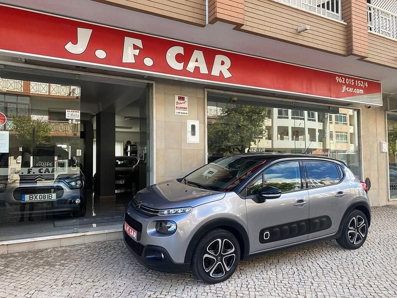 Cinza Usado 2019 Citroën C3 PureTech Citadino | € 11.900 (Bom preço) - Imagem 1/4