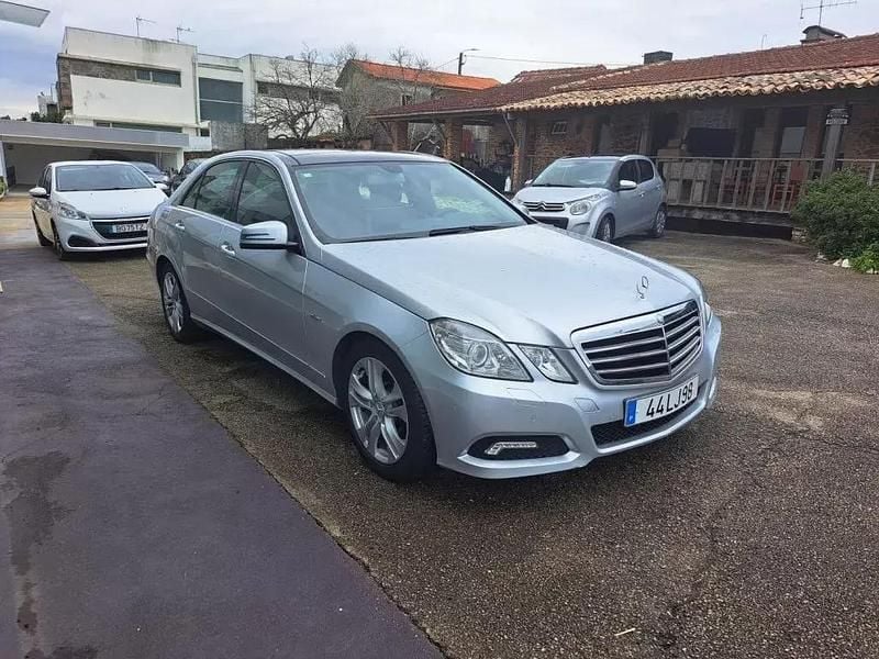 Usado Mercedes E250 Avantgarde 204 HP (150 kW) 2009 Cinza prata Sedan