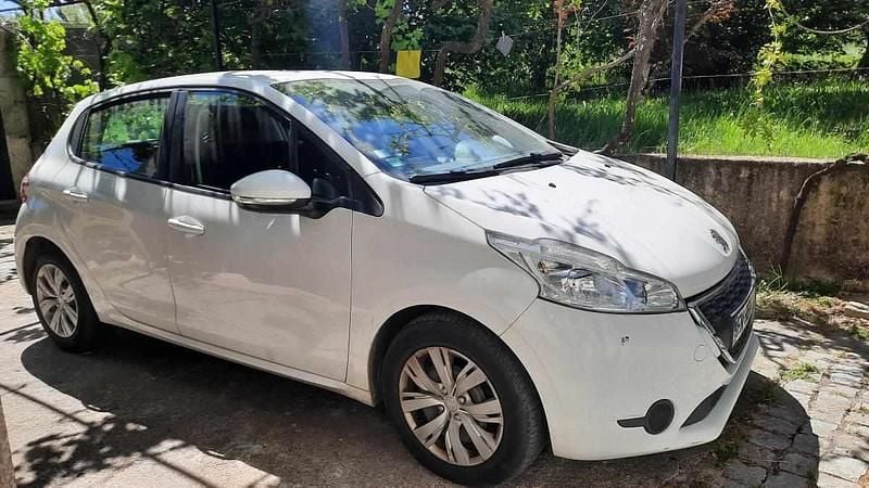 Branco Usado 2015 Peugeot 208 Citadino | € 6.000 (Super Preço) - Imagem 1/4
