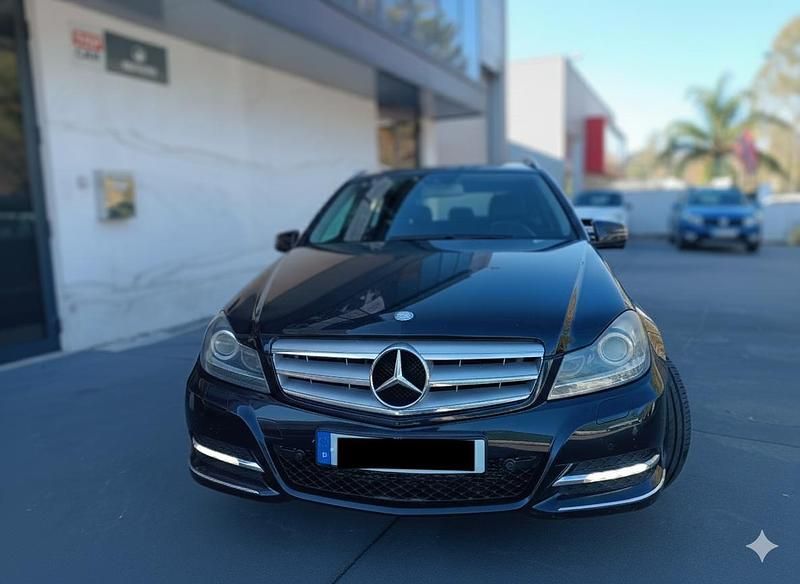 Usado Mercedes C200 136 HP (100 kW) 2012 Preto Carrinha