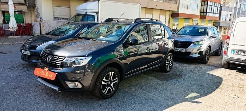 Cinzento Usado 2020 Dacia Sandero Stepway Citadino | € 12.000 (Preço justo) - Imagem 1/4