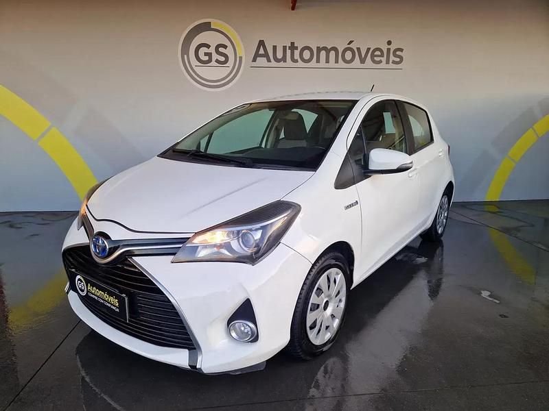 Branco Usado 2015 Toyota Yaris Hybrid Comfort Citadino | € 12.990 (Preço justo) - Imagem 1/4