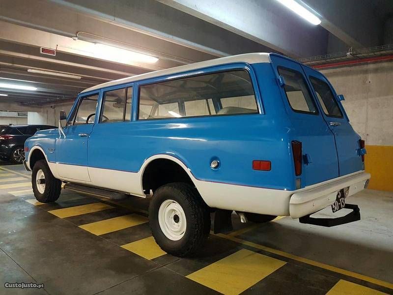 Chevrolet suburban custom