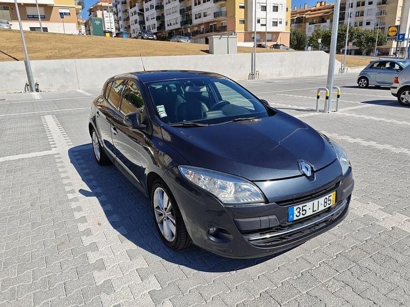 Cinzento Usado 2011 Renault Mégane III Sedan | € 7.750 (Preço justo) - Imagem 1/4