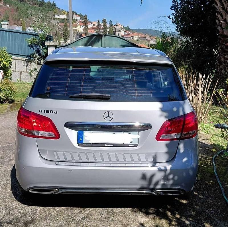 Usado Mercedes B180 109 HP (80 kW) 2017 Cinzento Monovolume
