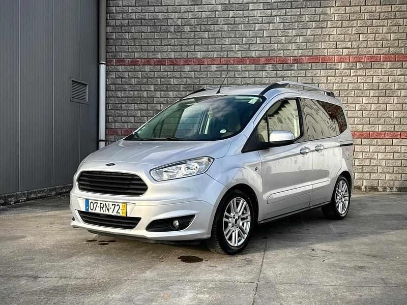 Cinzento Usado 2016 Ford Tourneo Courier Monovolume | € 10.000 (Preço justo) - Imagem 1/4