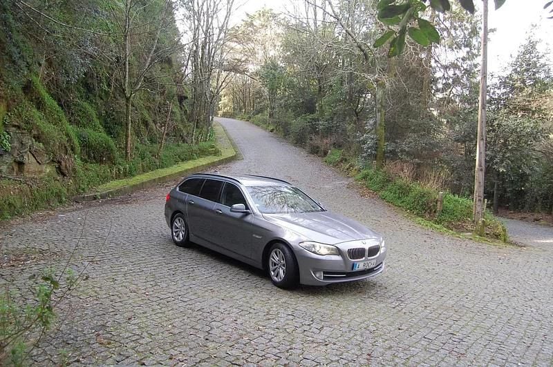 Usado BMW 520 Sport Line 184 HP (135 kW) 2013 Cinza escuro Carrinha