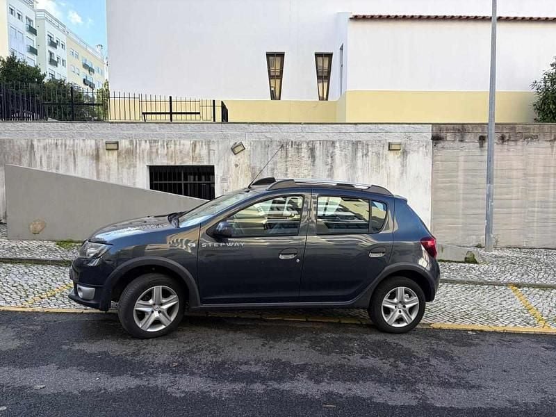 Cinzento Usado 2016 Dacia Sandero Citadino | € 7.750 (Bom preço) - Imagem 1/4