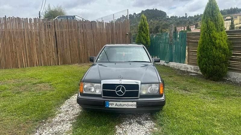 Preto Usado 2004 Mercedes E230 Coupé | € 12.000 - Imagem 1/4