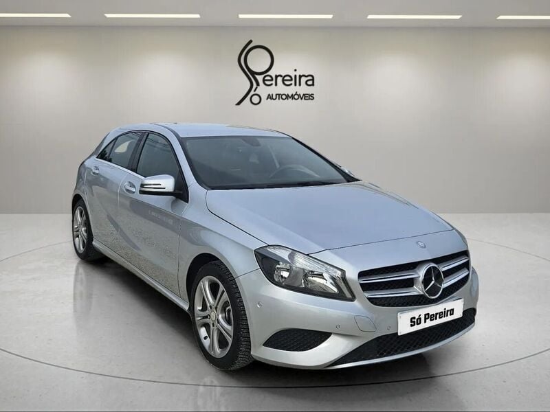 Cinza Usado 2015 Mercedes A180 Edition | € 15.900 (Preço justo) - Imagem 1/4